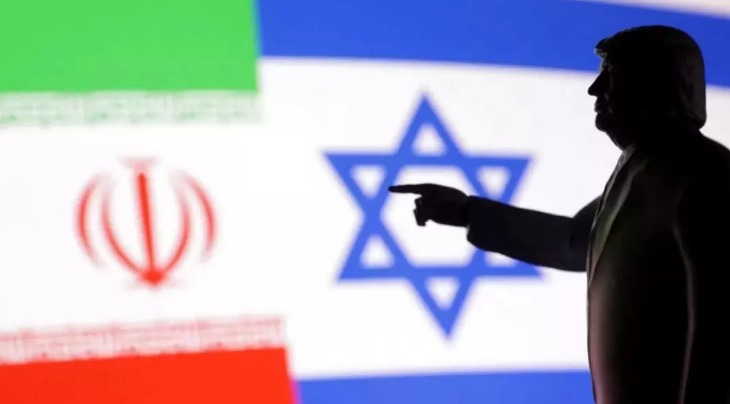Ilustrasi Presiden AS Donald Trump dengan latar bendera Israel dan Iran menggambarkan ketegangan geopolitik terbaru terkait serangan AS terhadap fasilitas nuklir Iran.