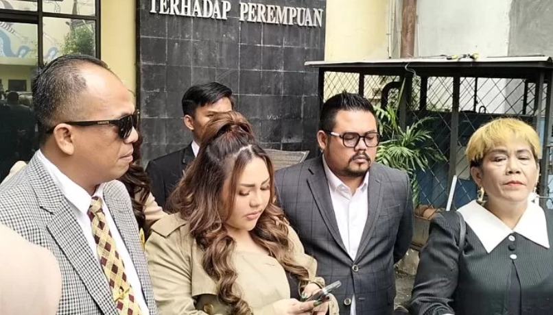 Lisa Mariana bersama tim kuasa hukum di Komnas Perempuan.