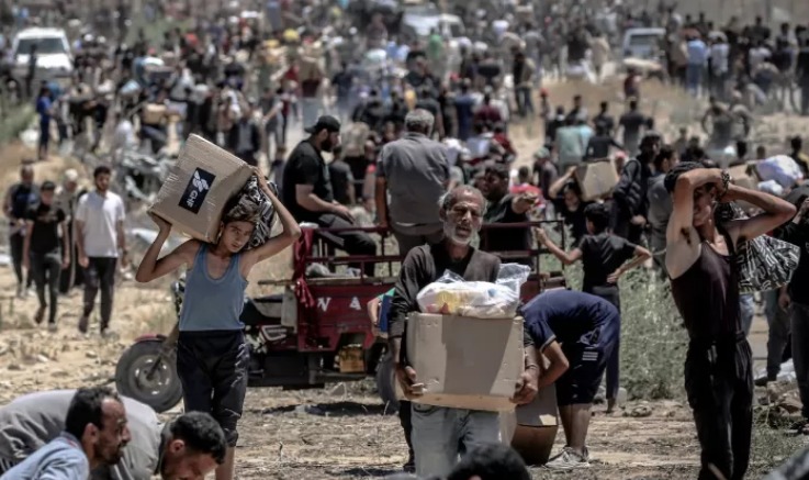 Ilustrasi: Warga Gaza saat sedang mancari bantuan makanans.