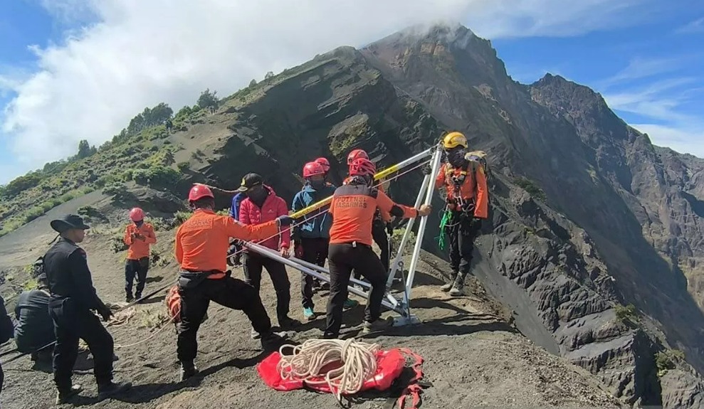 Proses evakuasi yang dilakukan oleh tim SAR gabungan terhadap pendaki yang jatuh di kawasan Gunung Rinjani.
