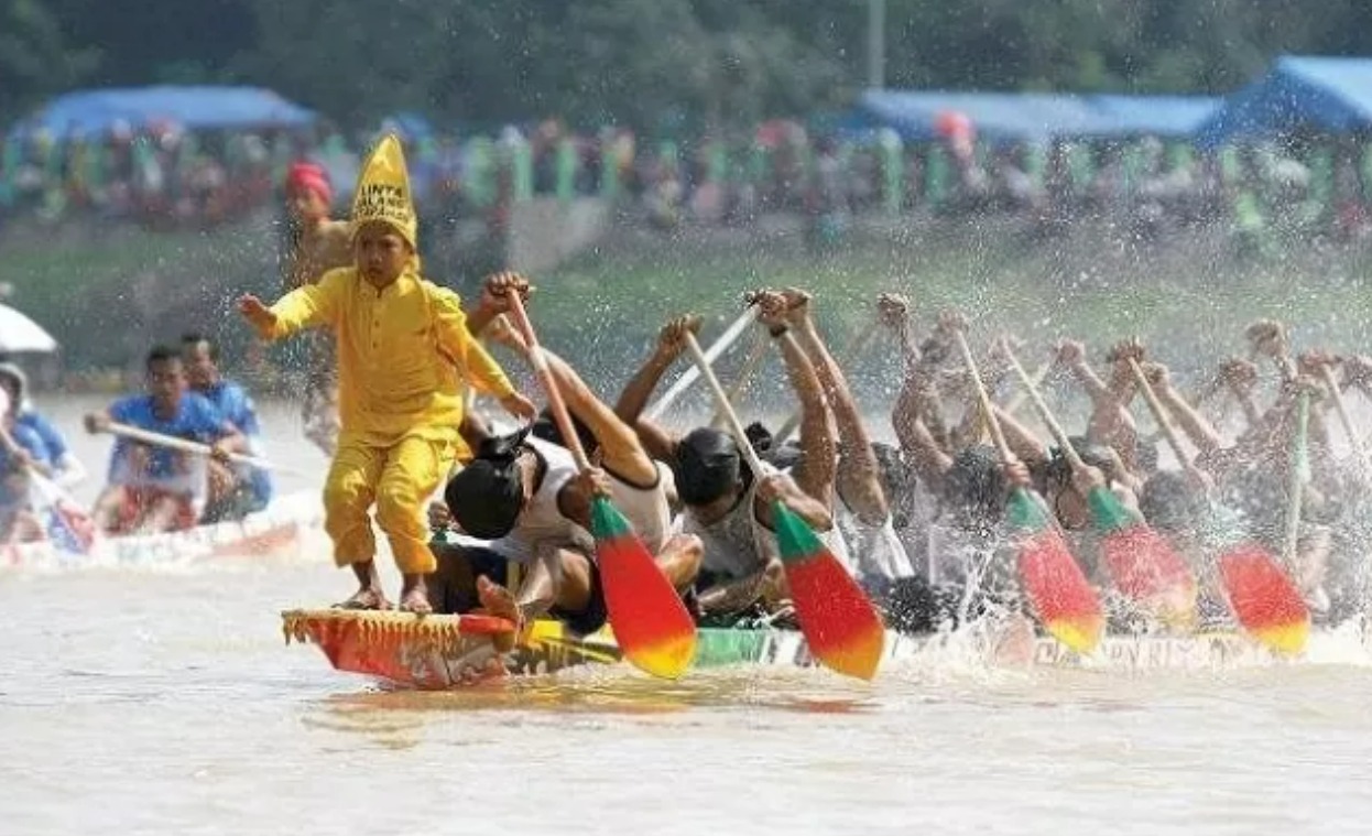 Seorang bocah tengah menari di lomba Pacu Jalur. Momen ini sempat viral di media sosial hingga mancanegara.