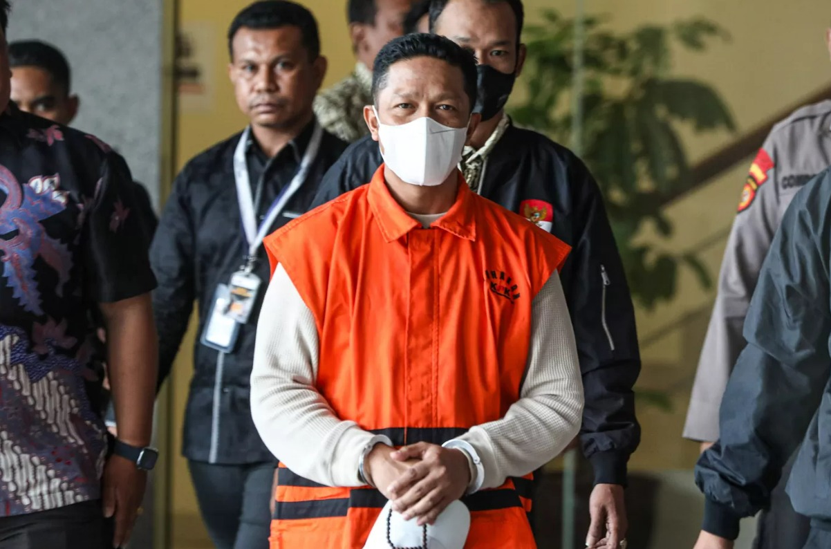 Ilustrasi tahanan mengenakan masker saat hendak ditampilkan di hadapan publik.