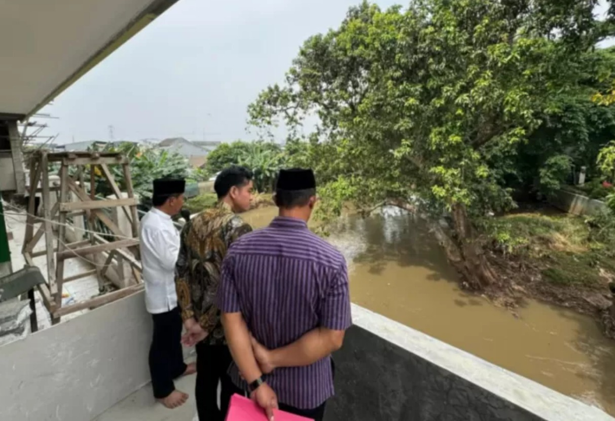 Wapres Gibran meninjau lokasi terdampak banjir di wilayah Ciledug, Kota Tangerang, Banten, pada Jumat (11/7).