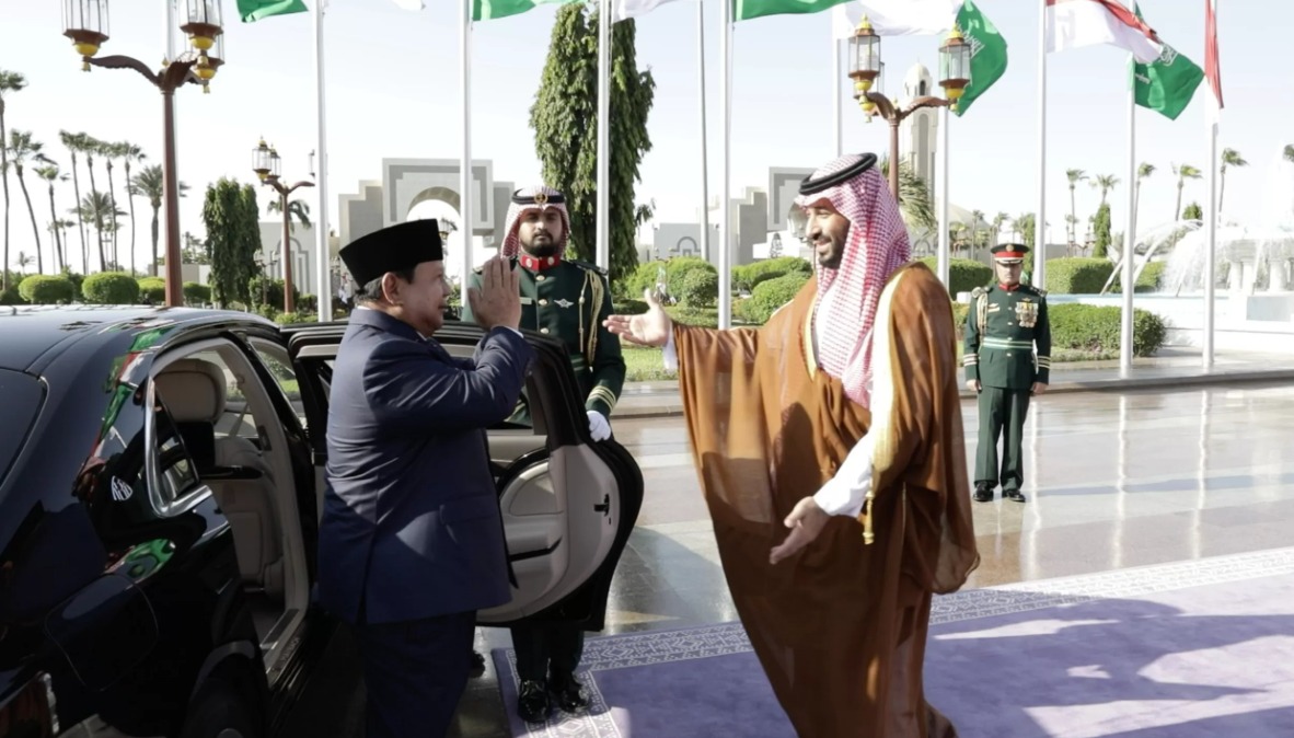 Presiden Prabowo Subianto saat bertemu dengan Putra Mahkota Arab Saudi, Pangeran Mohammed bin Salman (MBS) di Istana Al-Salam, Jeddah, Arab Saudi, pada Rabu (2/7).