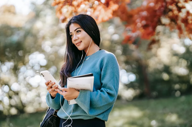 ilustrasi seorang introvert dan pemalu. (Pexels)
