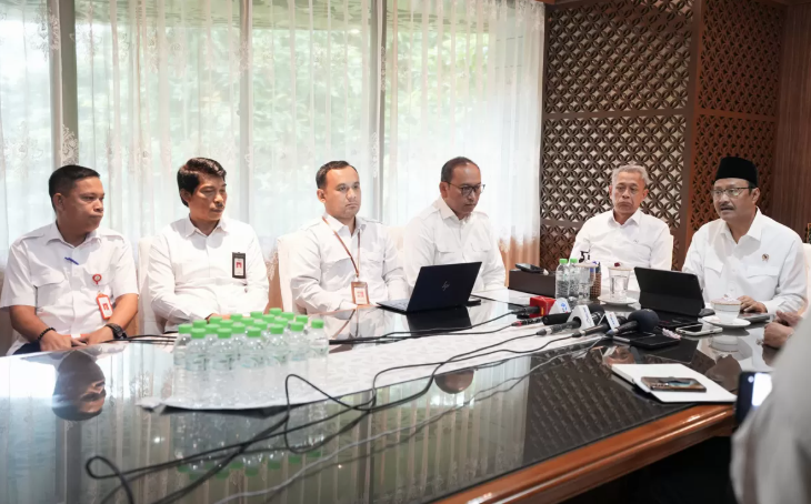 Menteri Sosial (Mensos) Saifullah Yusuf saat memimpin rapat penyaluran bansos dan persiapan Sekolah Rakyat, di Kantor Kemensos, Jakarta, Rabu (11/6).