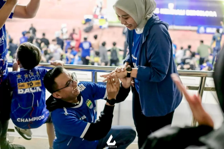 Momen saat Maula Akbar Mulyadi Putra melamar Putri Karlina di Stadion Gelora Bandung Lautan Api (GBLA), Kota Bandung, Jawa Barat, pada 9 Mei 2025 lalu.