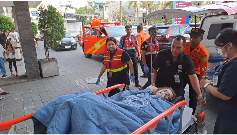 WNA Belanada bernama Sarah Tamar Van Hulten dievakuasi dari jalur pendakian Gunung Rinjani, NTB, usai mengalami kecelakaan pada Kamis siang (17/7). Sarah dievakuasi ke Bali.