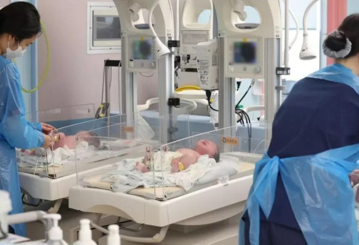 Perawat merawat bayi baru lahir di pusat perawatan di CHA Ilsan Medical Center di Goyang, Korea Selatan (28/5).