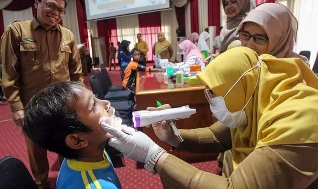 PENGECEKAN: Salah satu pelajar saat menjalani pemeriksaan kesehatan. Dari pemeriksaan itu, beberapa siswa Sekolah Rakyat harus diberi obat karena riwayat penyakit.
