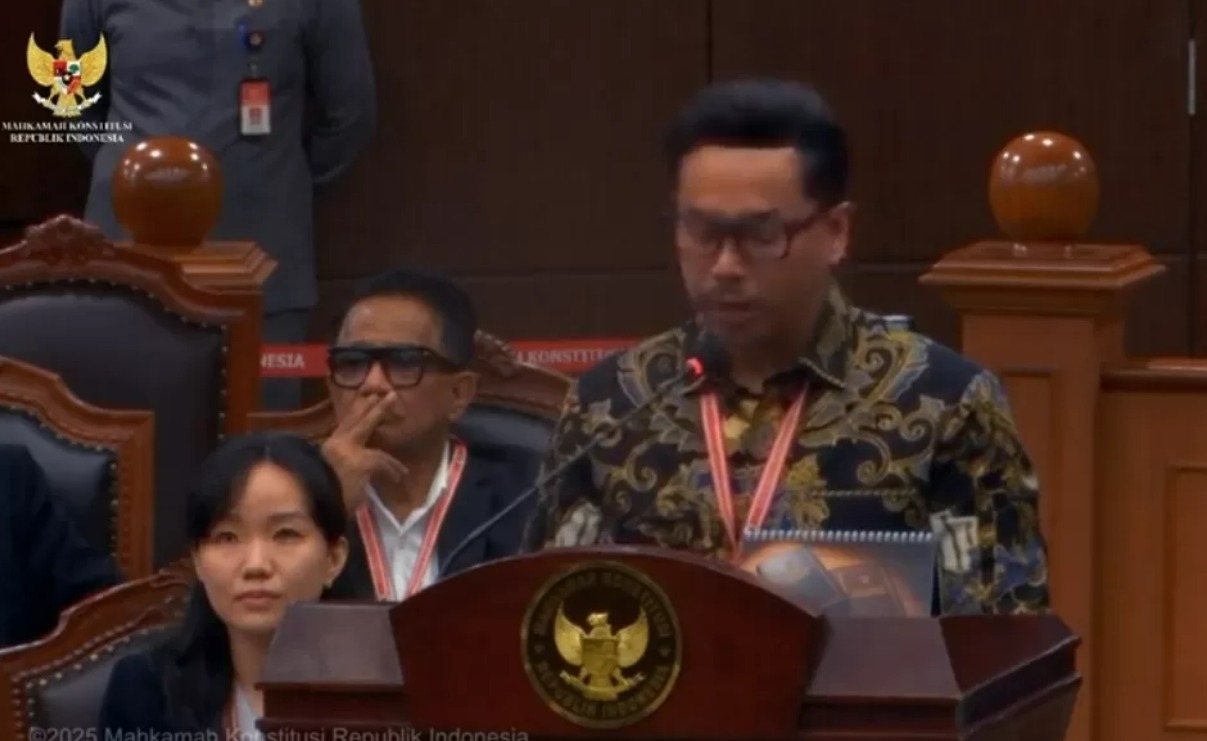 Penyanyi Hendra Samuel Simorangkir alias Sammy Simorangkir saat memberikan kesaksian dalam sidang Gugatan UU Hak Cipta di Gedung MK, Jakarta, Selasa (22/7).
