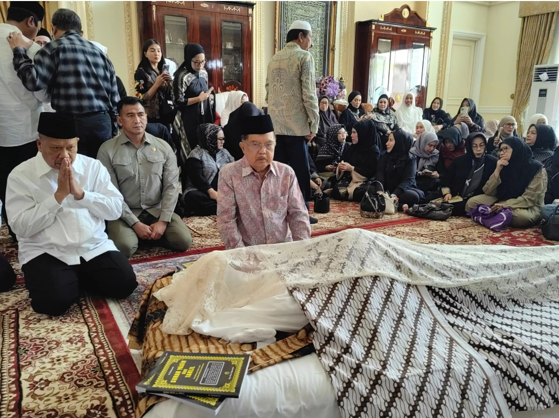 Mantan Wakil Presiden Jusuf Kalla (JK) takziyah di kediaman almarhum mantan Menteri Agama Suryadharma Ali di Jakarta Timur (31/7).