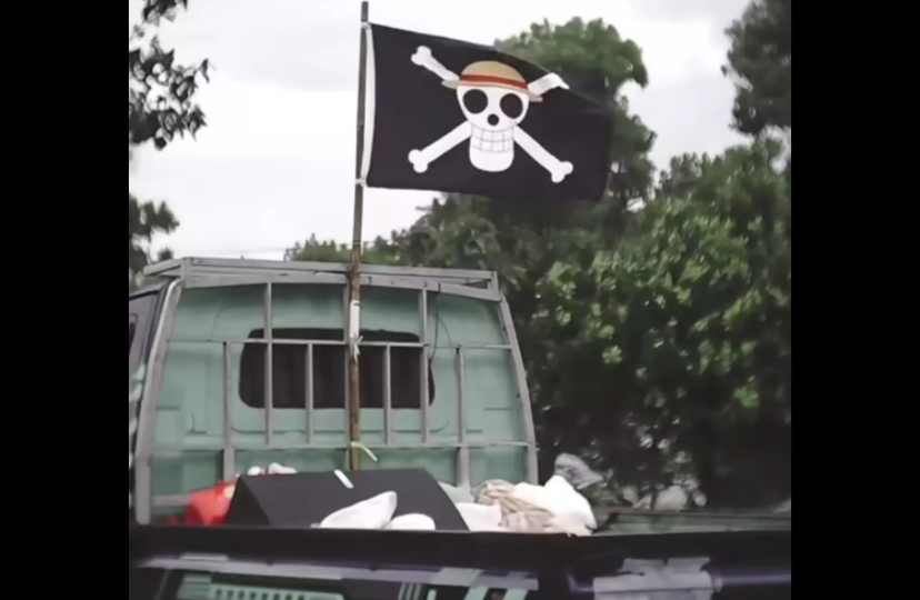Pemilik mobil pikap memasang bendera Jolly Roger dari film One Piece di mobilnya.