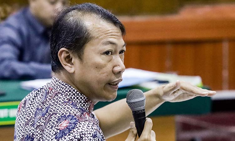 DARI PAKAR: Pakar akuntansi Unair, Zaenal Fanani menjadi ahli dalam sidang di Pengadilan Niaga Surabaya, Kamis (31/7).