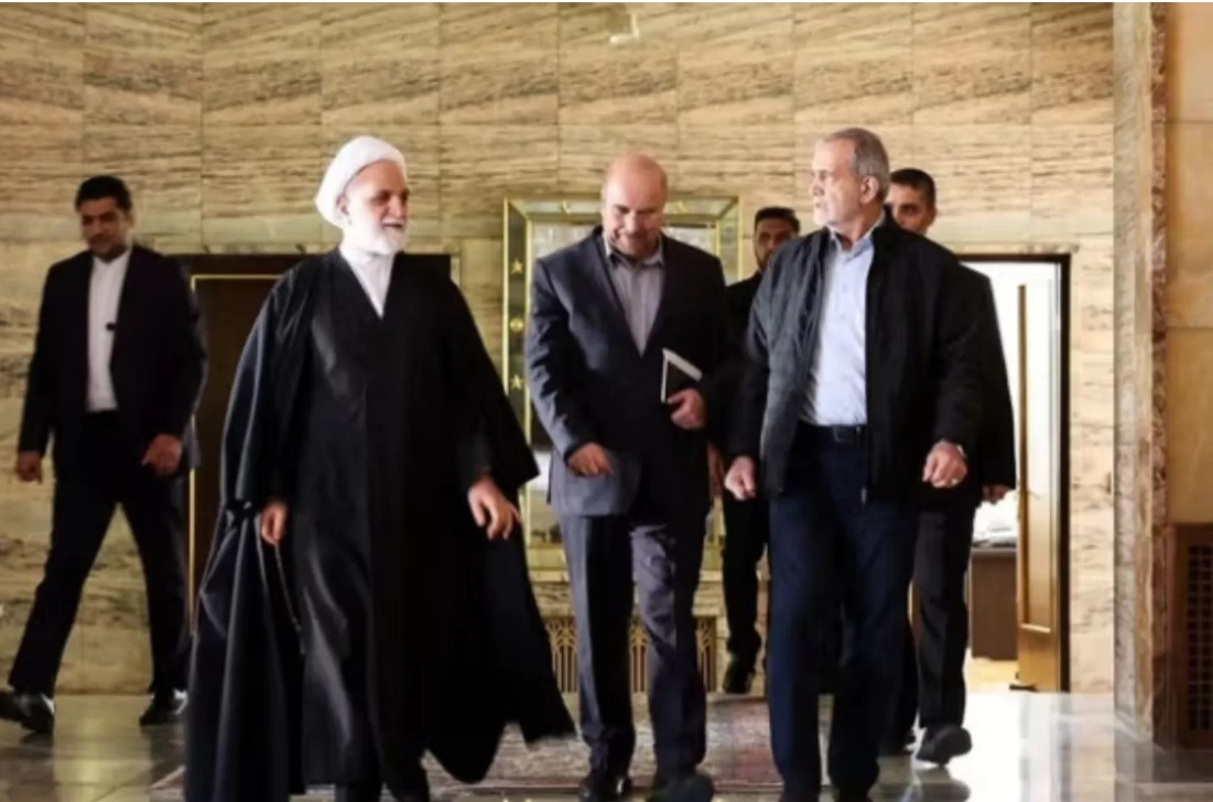 Presiden Iran Masoud Pezeshkian (kanan), Ketua Parlemen Mohammad-Bagher Ghalibaf (tengah), dan Kepala Kehakiman Mohseni Ejei. Masoud akan memimpin dewan Pertahanan Nasional Iran.