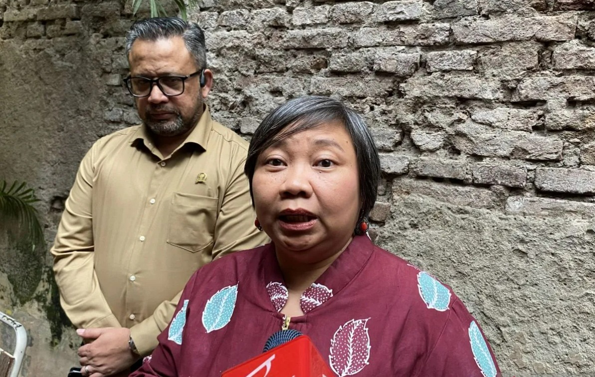 Ketua Komnas HAM Anis Hidayah (kanan) menjawab pertanyaan wartawan di Jakarta, Rabu (6/8/2025).