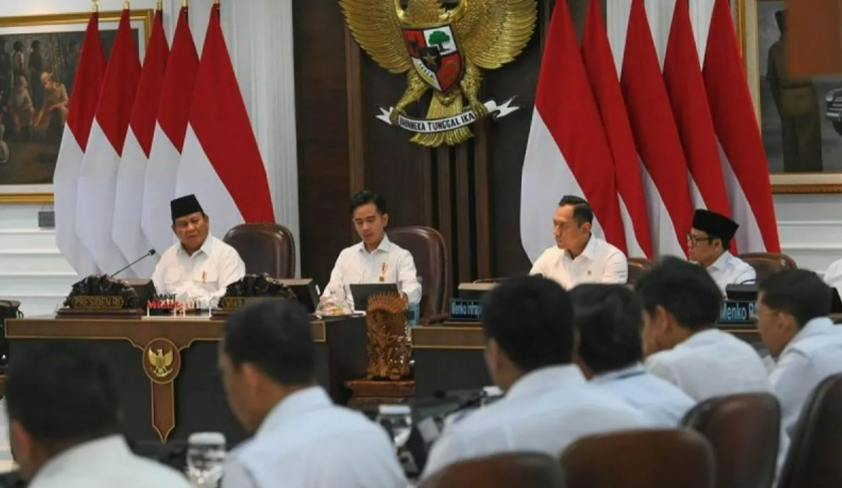 Presiden Prabowo Subianto (kiri) didampingi Wapres Gibran Rakabuming Raka (kedua kiri) memimpin Sidang Kabinet Paripurna di Kantor Presiden, Istana Kepresidenan, Jakarta, Rabu (6/8/2025).