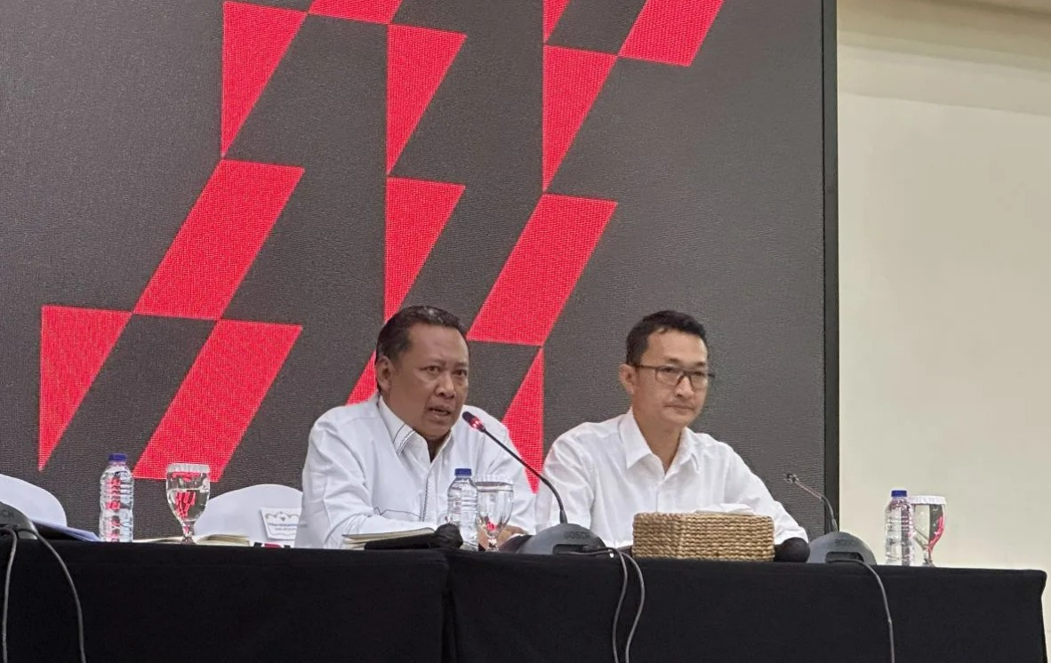 Wakil Ketua Komisi Pemberantasan Korupsi Fitroh Rohcahyanto (kiri) bersama Juru Bicara KPK Budi Prasetyo saat memberikan keterangan mengenai capaian kinerja KPK selama semester I tahun 2025.