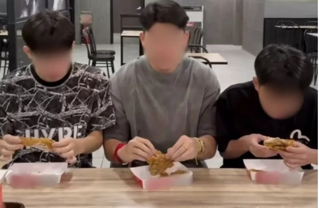 Viral kreator konten di Malaysia nge-prank tunawisma pakai nasi dengan tulang ayam sisa.
