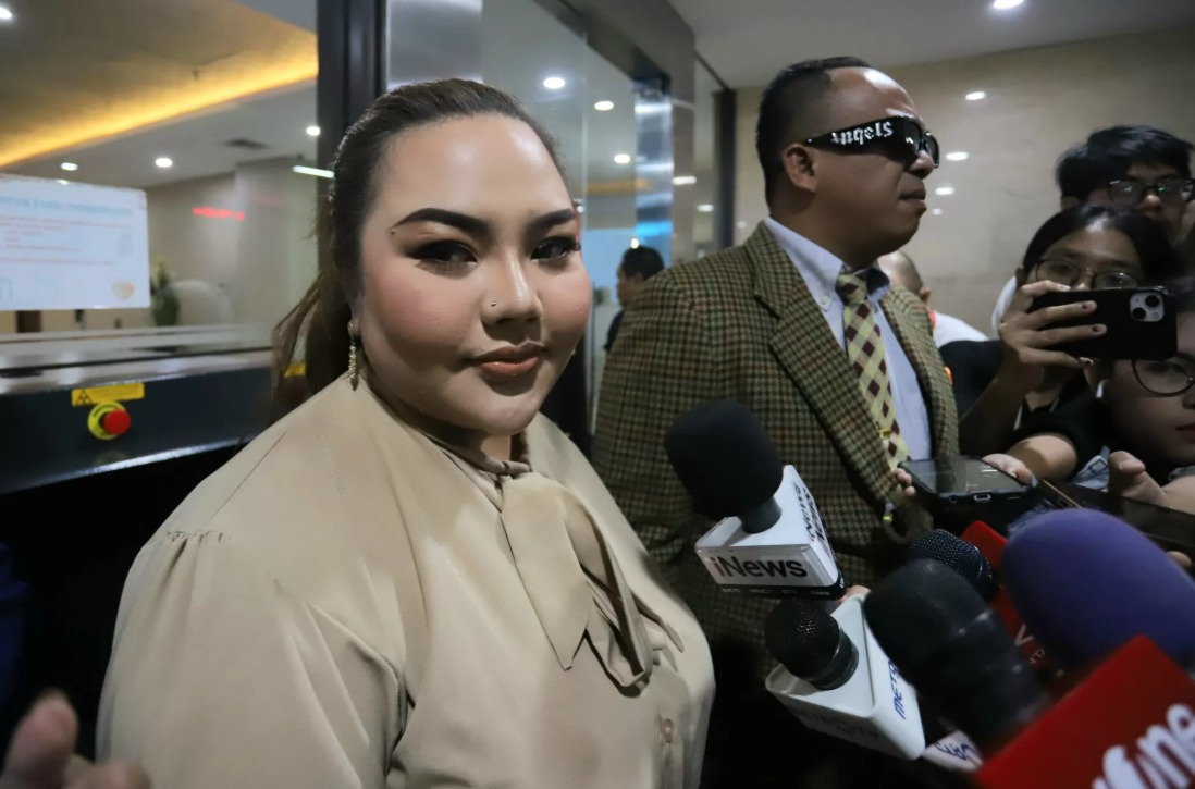 Lisa Mariana bersama kuasa hukum tiba di Gedung Bareskrim Polri untuk tes DNA, Jakarta, Kamis (7/8/2025).