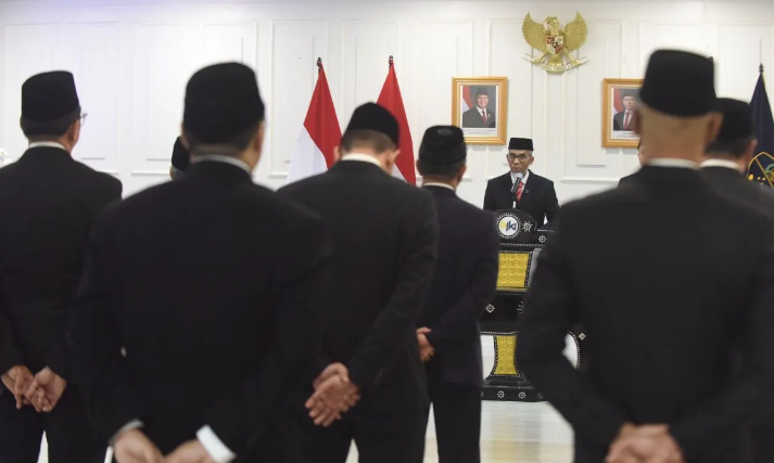 Dirjen Kekayaan Intelektual Kementerian Hukum Razilu memberikan arahan pada acara Pelantikan Komisioner Lembaga Manajemen Kolektif Nasional (LMKN) periode 2025&ndash;2028.