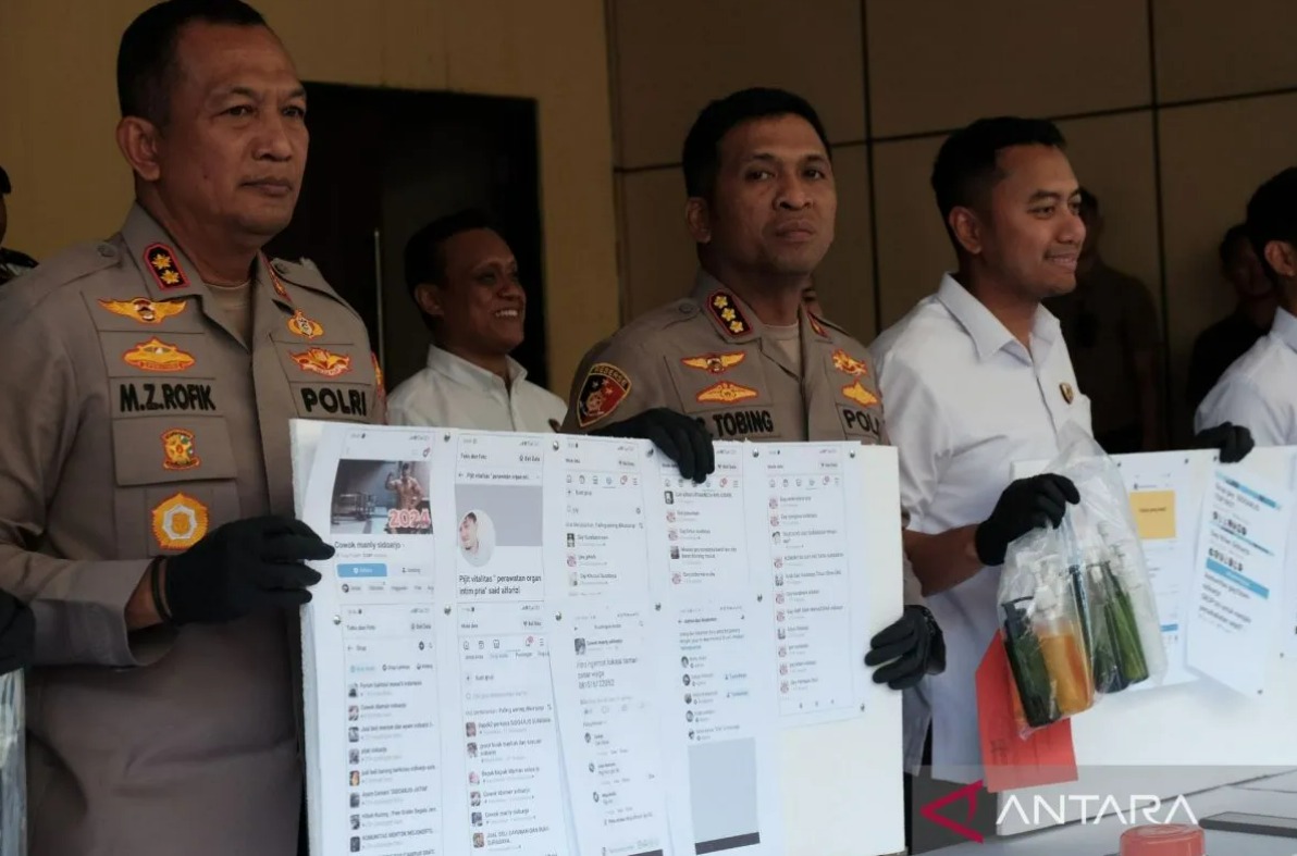 Kepala Polresta Sidoarjo Kombes Pol Christian Tobing (tengah) saat menunjukkan bukti berupa tangkapan layar grup penyuka sesama jenis Cowok Manly Sidoarjo, di Sidoarjo, Senin (11/8/2025).