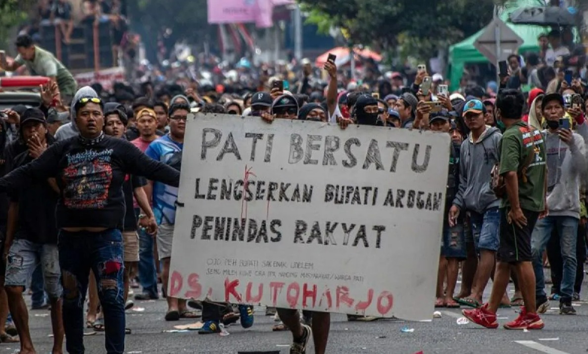 Massa yang tergabung dalam Aliansi Masyarakat Pati Bersatu berunjuk rasa di depan Kantor Bupati Pati, Kabupaten Pati, Jawa Tengah, Rabu (13/8/2025).