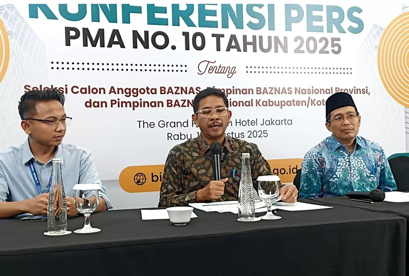 Dirjen Bimas Islam Kemenag Abu Rokhmad (tengah) memberikan keterangan pers tentang seleksi komisioner Baznas pusat dan daerah di Jakarta (13/8).