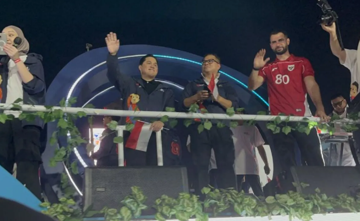 Pemain bola Jordi Amat bersama Menteri BUMN Erick Thohir ikut naik dalam truk Karnval Kemerdekaan dari Kementerian BUMN dalam kegiatan memperingati HUT ke-80 Republik Indonesia