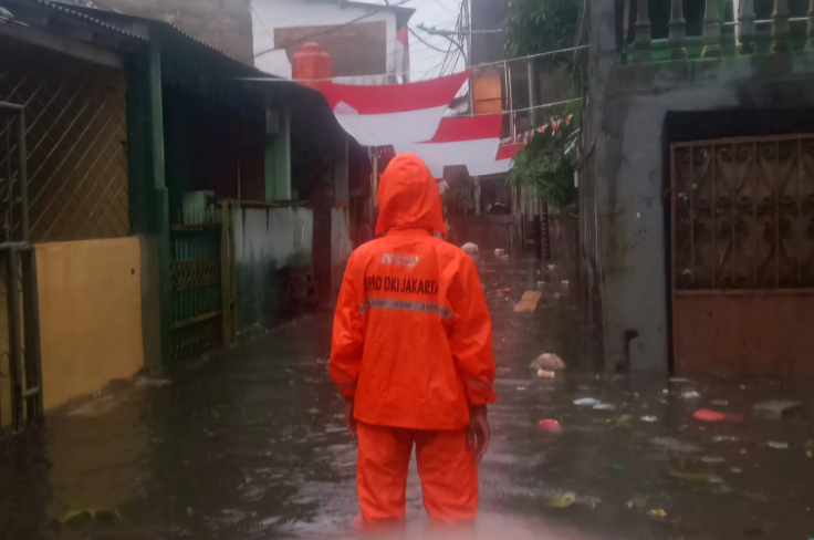 Banjir terjadi di satu RT di Kelurahan Joglo, Jakarta Barat dengan ketinggian 65 cm akibat curah hujan tinggi dan luapan Kali Gebyuran, Selasa (12/8).