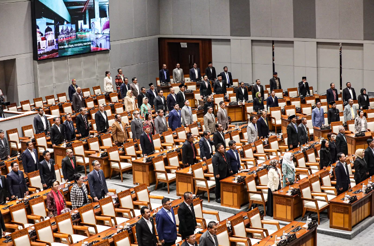 Sejumlah anggota DPR mengikuti Rapat Paripurna DPR RI Ke-13 Masa Persidangan II Tahun Sidang 2024-2025 di Kompleks Parlemen, Senayan, Jakarta, Selasa (18/2/2025).