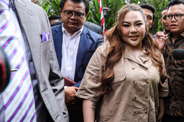Selebgram Lisa Mariana (LM) mendatangi gedung Merah Putih KPK di Jakarta, Jumat (22/8/2025).