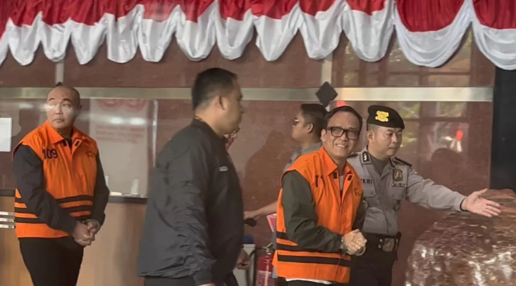 Wamenaker Immanuel Ebenezer alias Noel mengenakan rompi oranye usai terjaring OTT KPK.