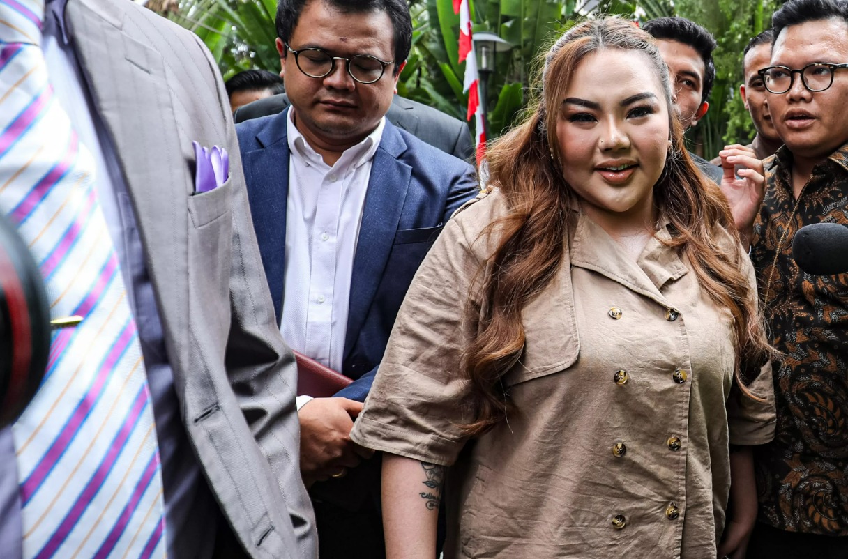 Selebgram Lisa Mariana (LM) mendatangi gedung Merah Putih KPK di Jakarta, Jumat (22/8/2025).