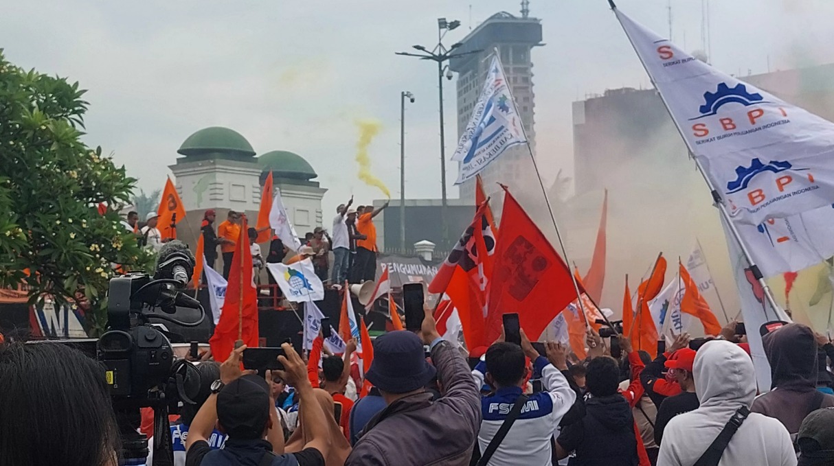 Ribuan buruh menggelar aksi di depan Gedung DPR/MPR RI, Kamis (28/8).