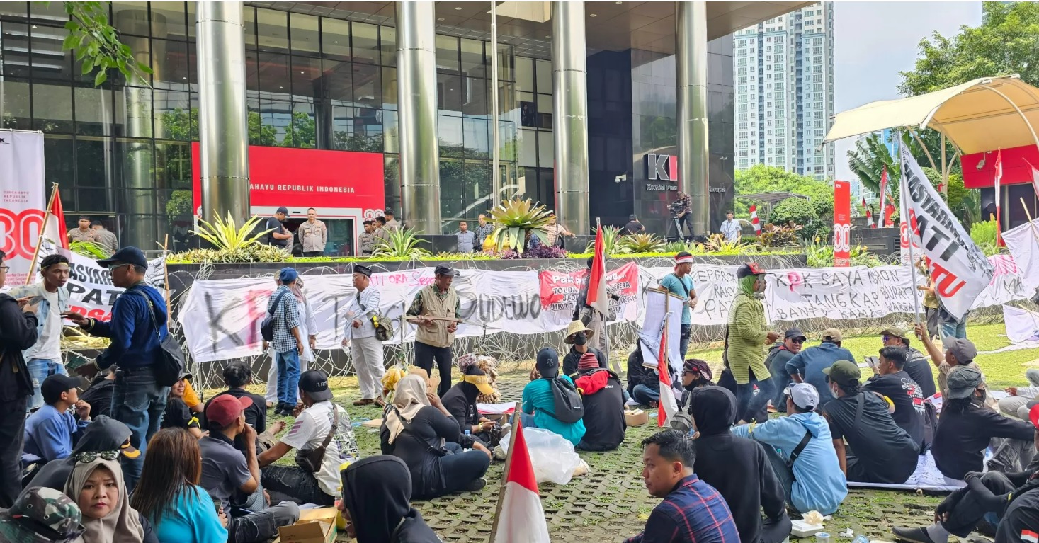 Ratusan warga Pati menggelar aksi unjuk rasa di depan Gedung Merah Putih KPK, Jakarta, menuntut penetapan tersangka terhadap Sudewo.