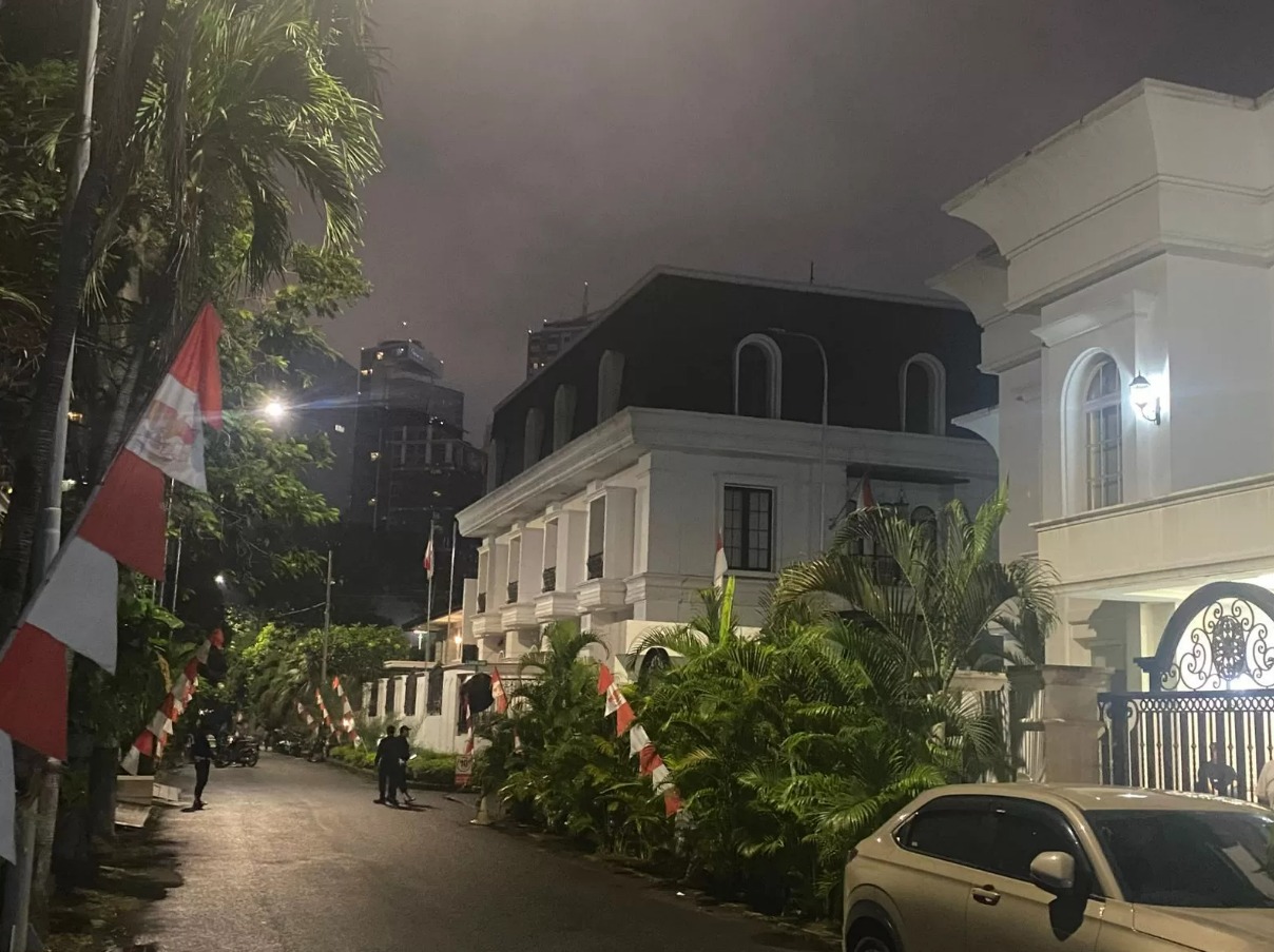 Usai penjarahan rumah Ahmad Sahroni di kawasan Tanjung Priok, rumah Anggota DPR RI Eko Patrio juga dijarah oleh warga.