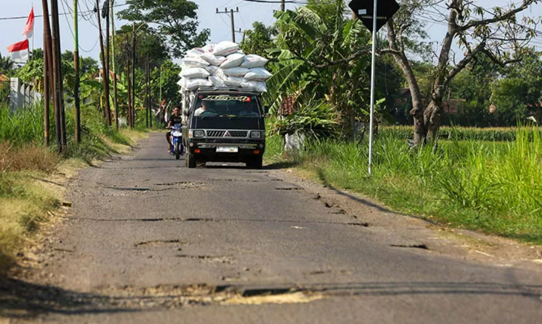 BAKAL DIBENAHI: Kendaraan yang melintas di ruas jalan Sedarum-Kedawang pagi kemarin. Pemkab Pasuruan kini mulai merambah perbaikan jalan di wilayah Timur.
