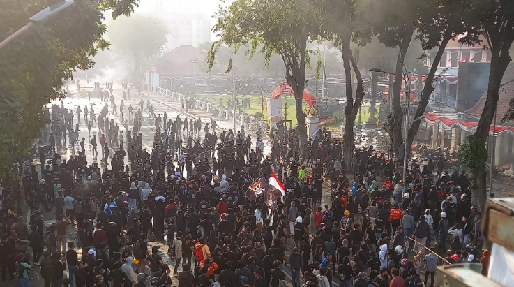 Ilustrasi aksi demo di Surabaya. LBH Surabaya Temukan indikasi polisi halangi bantuan hukum untuk demonstran yang tertangkap.