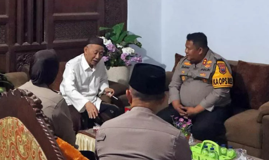 SOWAN: Kapolres Pasuruan AKBP Jazuli Dani Iriawan saat bersilaturahmi ke KH. Sholeh Bahruddin, pengasuh Ponpes Ngalah Purwosari. Ia mengajak ulama dan kepala desa untuk menjaga kondusivitas Pasuruan.