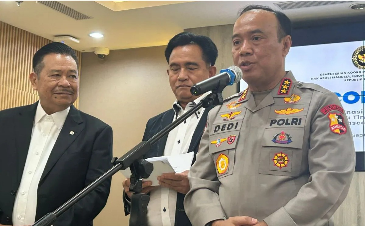 Wakil Kepala Polri Komisaris Jenderal Polisi Dedi Prasetyo (ujung kanan) sedang memberikan keterangan kepada wartawan dalam konferensi pers di Jakarta, Senin (8/9/2025).