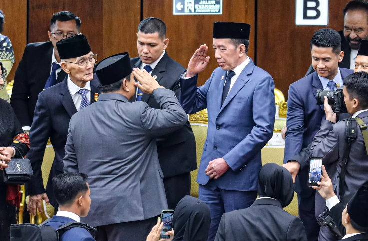 Presiden RI Prabowo Subianto (kiri) memberikan hormat kepada Presiden RI ke 7 Joko Widodo (kanan).