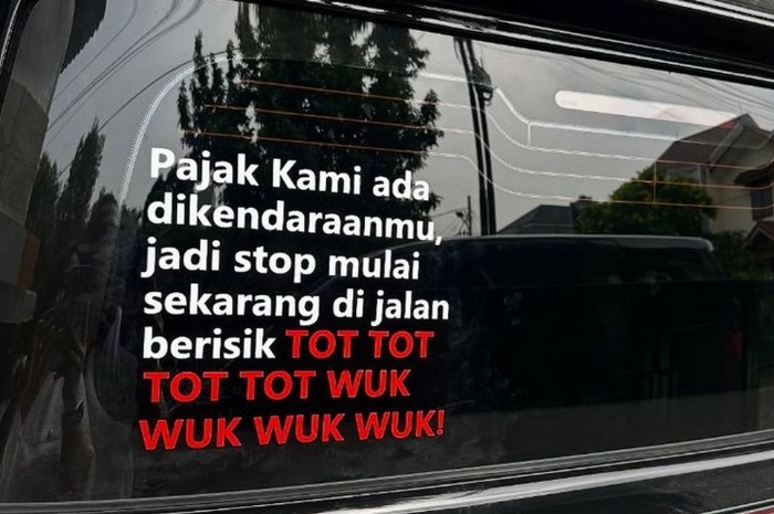 Potret sindiran &lsquo;Tot Tot Wuk Wuk&rsquo; terkait simbol prioritas yang dinilai mengganggu para pengguna jalan raya di Indonesia.