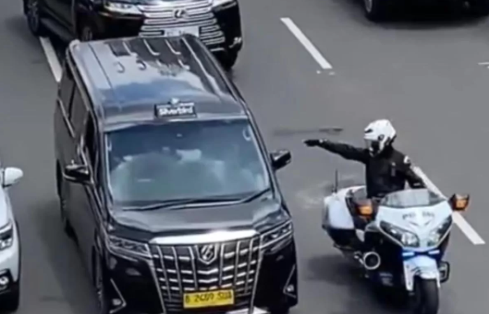 Tangkapan layar patwal yang meminta minggir sesama pengguna jalan.