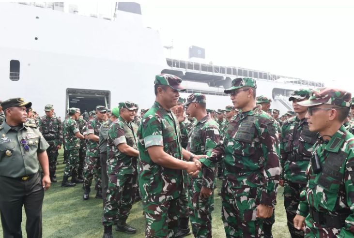 Wakasad Letjen TNI Tandyo Budi melepas prajurit TNI AD dari Dermaga Kolinlamil, Jakarta Utara.