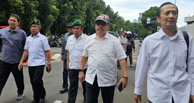 Jenderal (Purn) TNI Fachrul Razi mendatangi aksi unjuk rasa di depan Gedung Merah Putih KPK, Jakarta, Kamis (2/10).