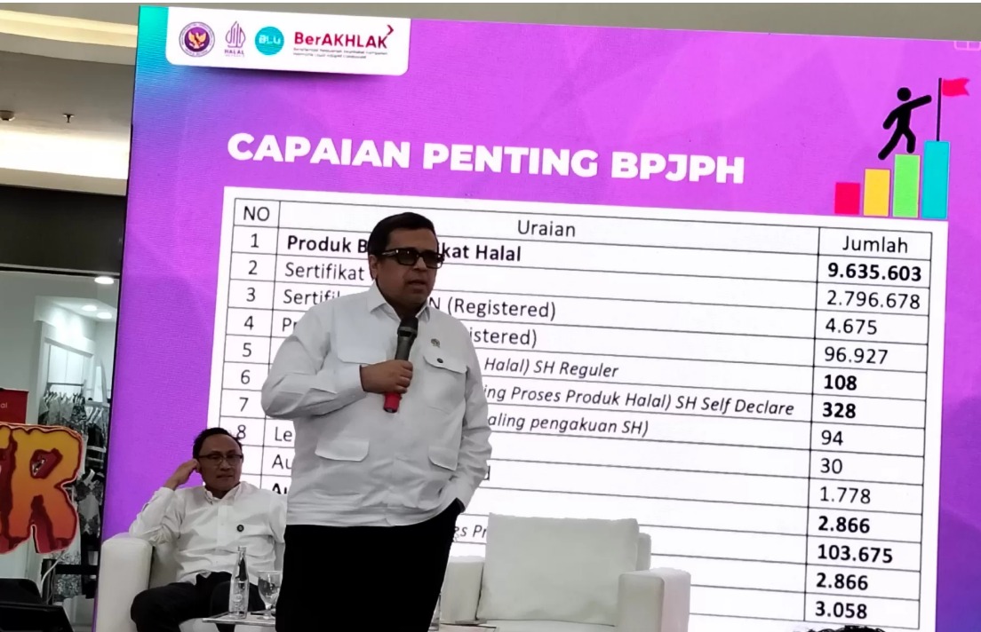 Kepala Badan Penyelenggara Jaminan Produk Halal (BPJPH) Ahmad Haikal Hasan memaparkan kebijakan sertifikasi halal di Cibubur, Kota Bekasi (6/10).