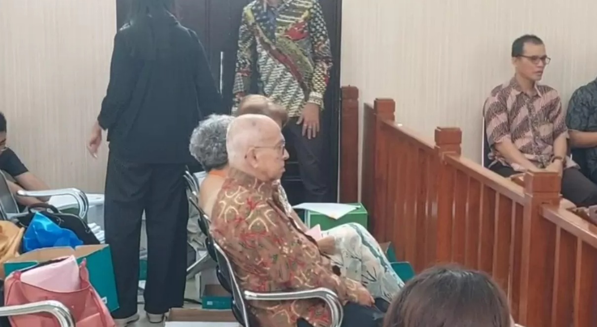 Nono Anwar Makarim, Ayah dari mantan Mendikbudristek Nadiem Makarim hadir ke ruang sidang praperadilan di PN Jaksel, Selasa (7/10).