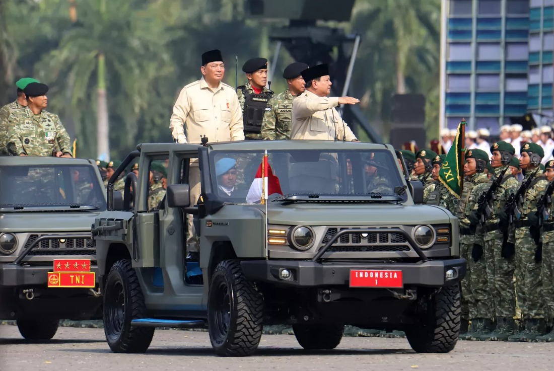 Presiden Prabowo Subianto di damping Menteri Pertahanan Sjafrie Sjamsoeddin, Panglima TNI Jenderal TNI Agus Subioyanto dan Komandan Upacara HUT TNI