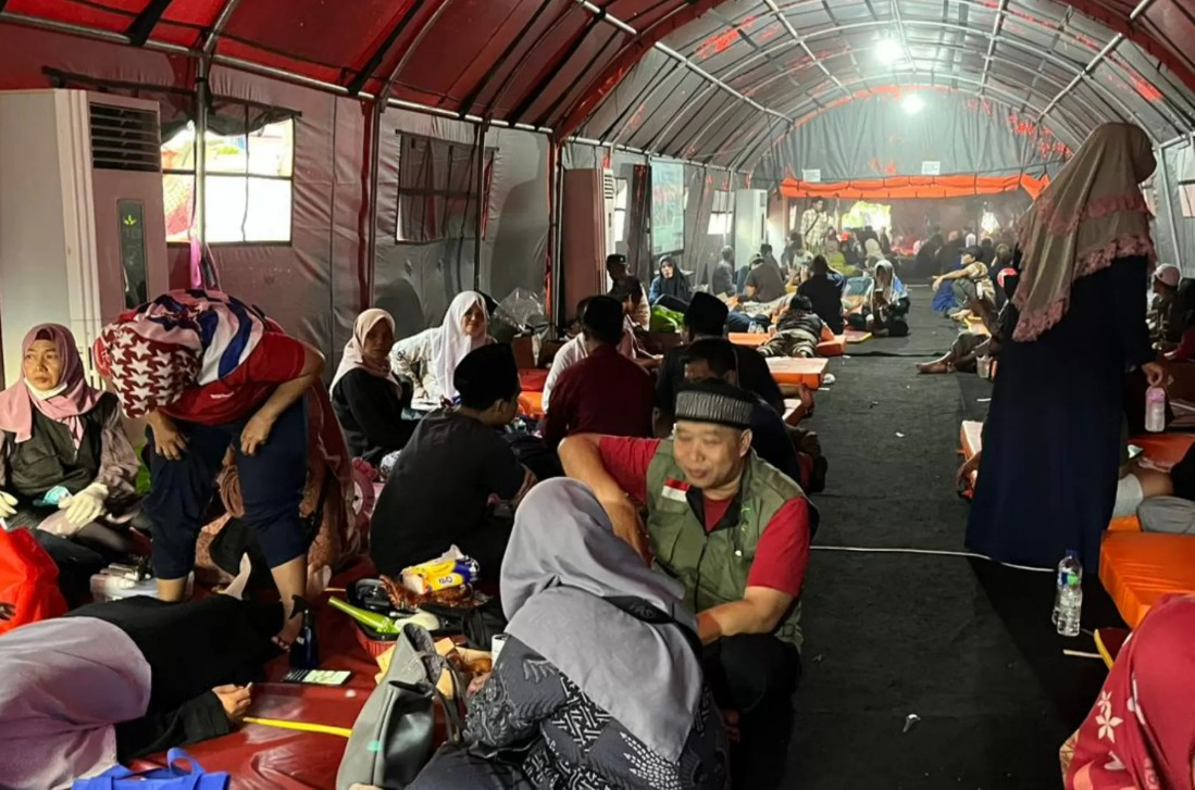 Keluarga Korban Ponpes Al Khoziny Sidoarjo Menanti Identifikasi Jenazah tenda di kompleks RS Bhayangkara Polda Jatim.